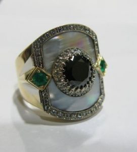 Ziedas Nr.1 (is aukso, su perlamutru, puostas juodu briliantu ir smaragdais)