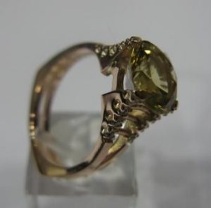 Ziedas Nr.10 (is geltono aukso, su ametistu ir briliantais)