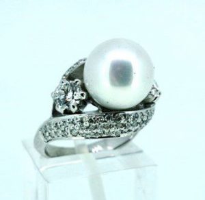 Ziedas Nr.101 (is balto aukso, su perlu ir briliantais)