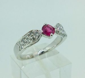 Ziedas Nr.102 (is balto aukso, puostas rubinu ir briliantais)