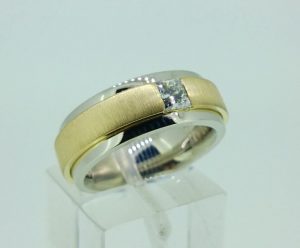 Ziedas Nr.103 (platus,is balto ir geltono aukso, su deimantu)