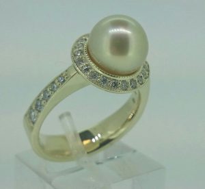 Ziedas Nr.104 ( is aukso, su geltonuoju perlu ir briliantais)