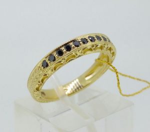 Ziedas Nr.105 (is geltono, arba kt.spalvos aukso, puostas juodais briliantais)