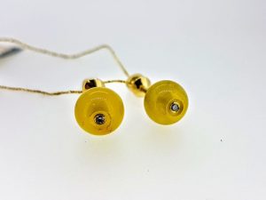 Auskarai Nr.106 (is aukso, su baltuoju gintaru ir briliantu)