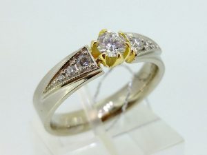 Ziedas Nr.107 (is balto, arba kitos spalvos aukso, su briliantais)