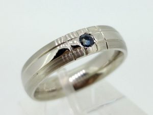 Ziedas Nr.108 (is balto aukso, puostas safyru)