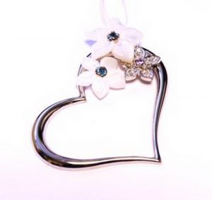 Sege Nr.10 (sirdeles formos, is balto aukso, puosta safyrais ir perlamutru)