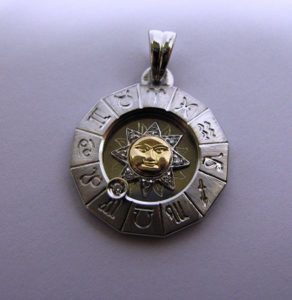 Pakabukas Nr.10 (su zodiako zenklais, is sidabro arba aukso)