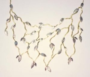 Kolje Nr.11 (augalinio motyvo, is geltono ir balto aukso, puosta briliantais)