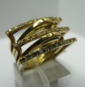 Ziedas Nr.11 (is geltono, balto arba raudono aukso, puostas akmenimis)