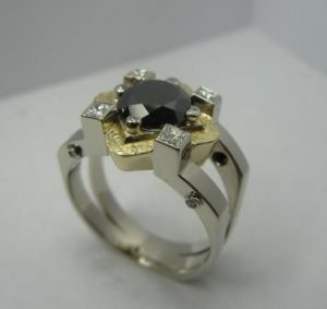 Ziedas Nr.11(is balto aukoso, puostas geltonu auksu ir juodu briliantu)