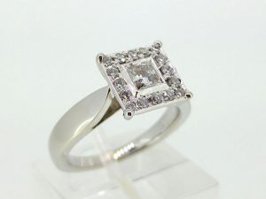 Ziedas Nr.111 (is platinos arba aukso, puostas brangakmeniais)