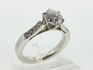 Ziedas Nr.113 (is balto arba kitos spalvos aukso,puostas brangakmeniais)