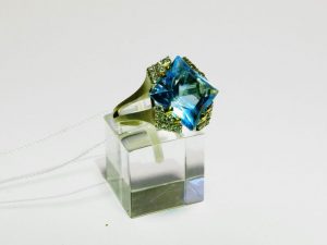 Ziedas Nr.116 (su zydruoju topazu ir briliantais, is geltono aukso)