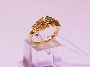 Ziedas Nr.117 (is geltono aukso, puostas drugeliais ir briliantais)