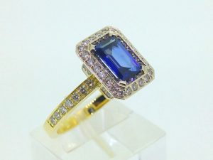 Ziedas Nr.119 (is aukso, puostas safyru ir briliantais)