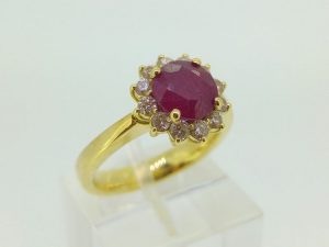 Ziedas Nr.121 (is geltono, raudono arba balto aukso, su rubinu ir briliantais)