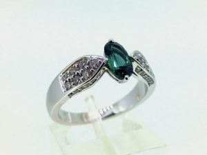 Ziedas Nr.126 (is balto aukso, puostas aleksandritu ir briliantais)