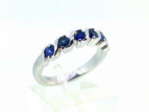 Ziedas Nr.128 (is balto, geltono arba raudono aukso, su safyrais)