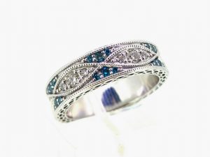 Ziedas Nr.129 (is platinos arba aukso, inkrustuotas skaidriais ir melynais briliantais)