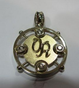 Pakabukas Nr.12 (is aukso, su monograma, puostas briliantais)