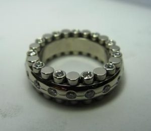 Ziedas Nr.13 (modernus, is balto aukso, su briliantais)