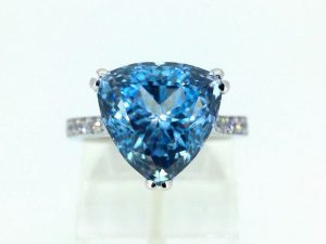 Ziedas Nr.131 (is platinos arba aukso, puostas topazu ir briliantais)