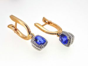 Auskarai Nr.131 (su melynuoju safyru ir briliantais, is aukso)