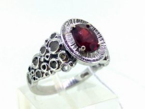 Ziedas Nr.133 (su rubinu, is balto arba kitos spalvos aukso)