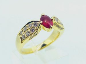 Ziedas Nr.136 (is geltono aukso, puostas rubinu ir briliantais)