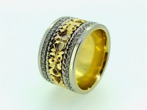 Ziedas Nr.137 ( is dvieju spalvu aukso, puostas ornamentu ir briliantais)