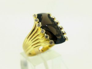 Ziedas Nr.138 (is geltono aukso, puostas duminiu kvarcu ir briliantais)