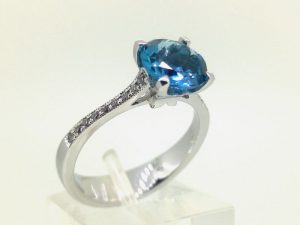 Ziedas Nr.139 (is platinos arba aukso, puostas zydruoju topazu ir briliantais)