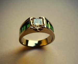 Ziedas Nr.14 (is geltono aukso, su smaragdais ir kvadratiniu deimantu)