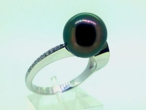 Ziedas Nr. 144 (su juodu perlu, is balto aukso, puostas briliantais)