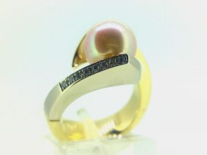 Ziedas Nr. 145 ( su perlu, is aukso, puostas briliantais)