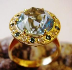 Ziedas Nr.15 (is geltono aukso, su zydruoju topazu ir melynais briliantais)