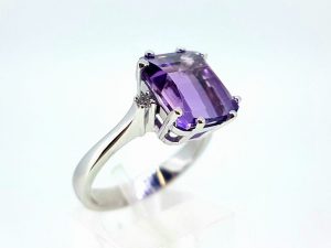 Ziedas Nr.152 (is balto aukso, su ametistu ir briliantais)