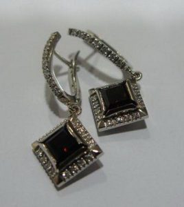 Auskarai Nr.15(is balto aukso, su granatais ir briliantais)