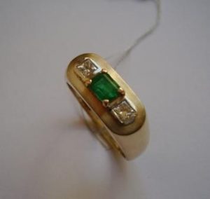 Ziedas Nr.16 (is geltono aukso, puostas smaragdu ir kvadratiniais deimantais)