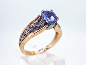 Ziedas Nr.168 ( puostas safyru, is dvieju spalvu aukso)