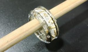 Ziedas Nr.17 (triju daliu, is platinos, puostas geltonu auksu ir briliantais)