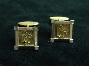 Sasagos Nr.17 (is aukso, su monogramomis, puostos brangakmeniais)