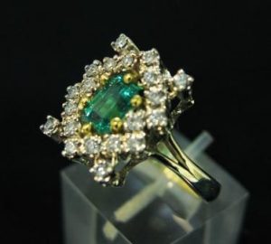 Ziedas Nr.18 (is geltono aukso, su smaragdu ir briliantais)