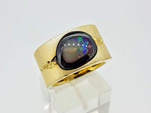 Ziedas Nr.182 ( su opalu, is aukso arba sidabro )