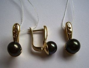 Auskarai Nr.18 (su juodu perlu ir briliantais, is geltono aukso)
