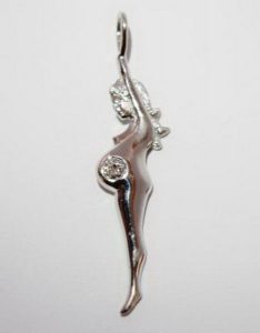 Pakabukas Nr.18 (su besilaukiancia moterim, is aukso, su briliantu)