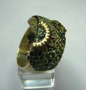 Ziedas Nr.19 (is aukso, puostas spalvotais spineliais)