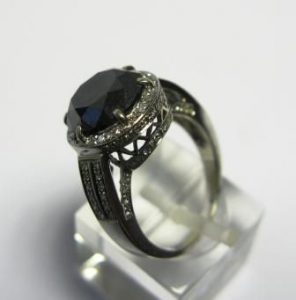 Ziedas Nr.19 (is balto, geltono arba raudono aukso, su juodu briliantu)