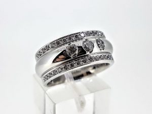 Ziedas Nr.190 (is balto arba kitos spalvos aukso, puostas brangakmeniais)